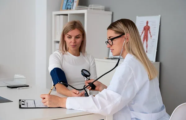 doctor usando tiro medio tensiometro mecanico