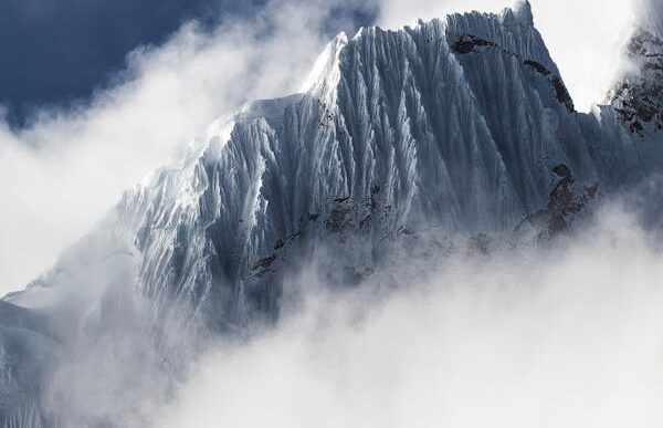 Senderista en montaña con paisaje verde