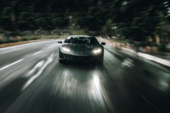 Persona al volante de un automóvil