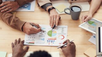 Equipo de emprendedores trabajando juntos