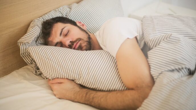 Persona durmiendo plácidamente en cama