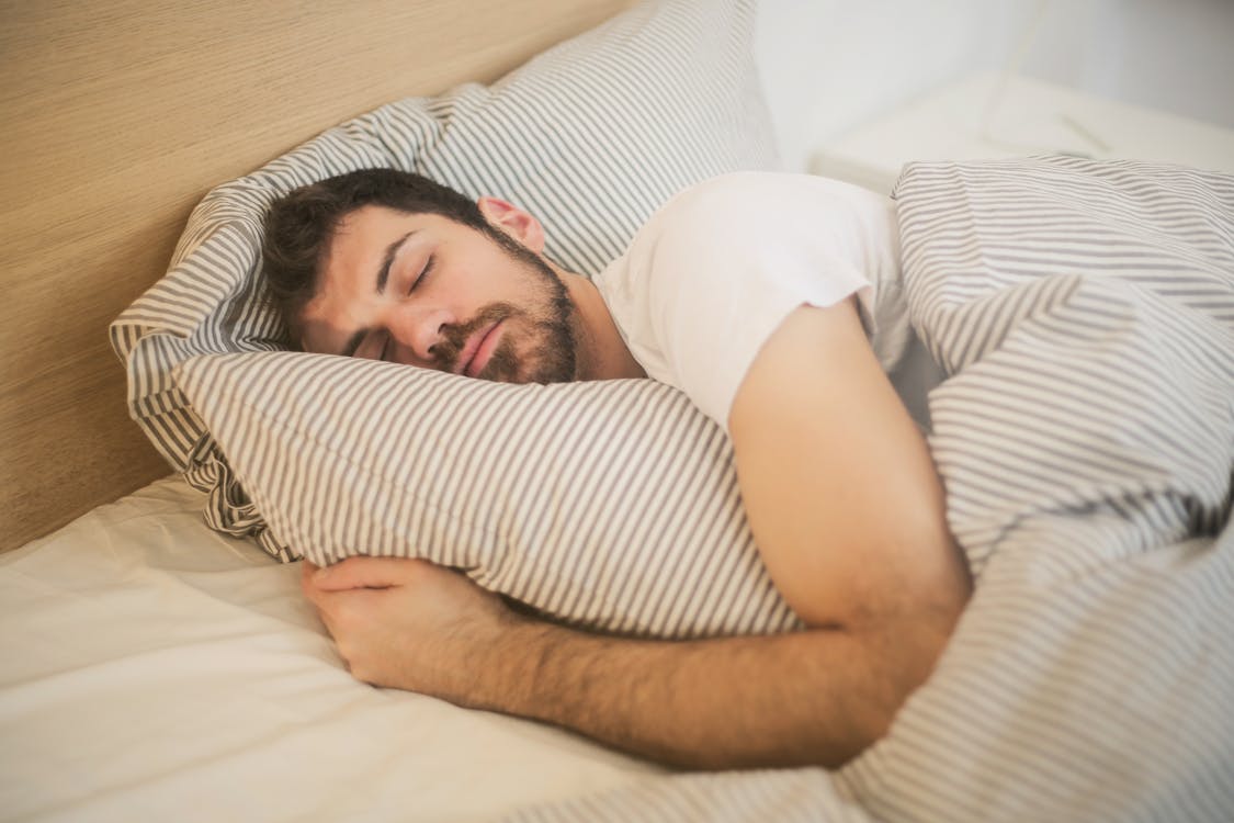 La ciencia del sueño: cómo dormir mejor y transformar tu salud en Colombia Persona durmiendo plácidamente en cama
