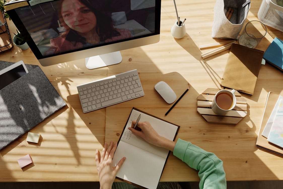 Estudiante aprendiendo en línea con computador