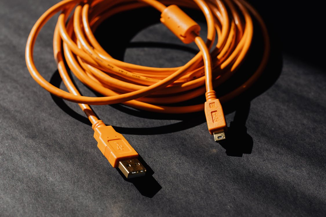 Domótica y hogar inteligente: transforma tu casa en Colombia con tecnología Dispositivo inteligente controlando el hogar