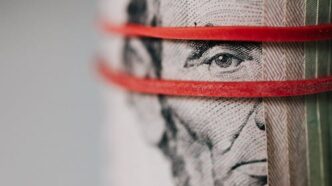 Persona calculando finanzas personales
