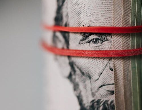 Persona calculando finanzas personales