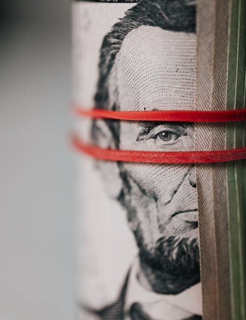 Persona calculando finanzas personales