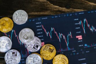 Moneda de Bitcoin sobre fondo tecnológico